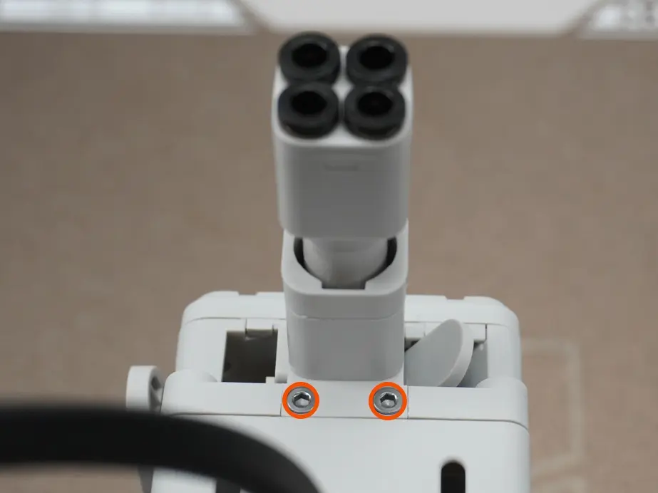 De to skruer der holder toolhead-filament-hubben