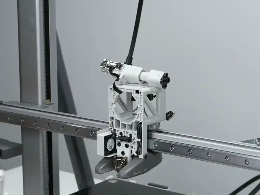 Extruderen skubbes ind i toolhead-beslaget