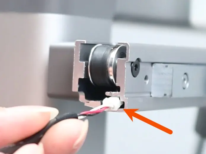 Adapterkabel føres ind i profilens slot