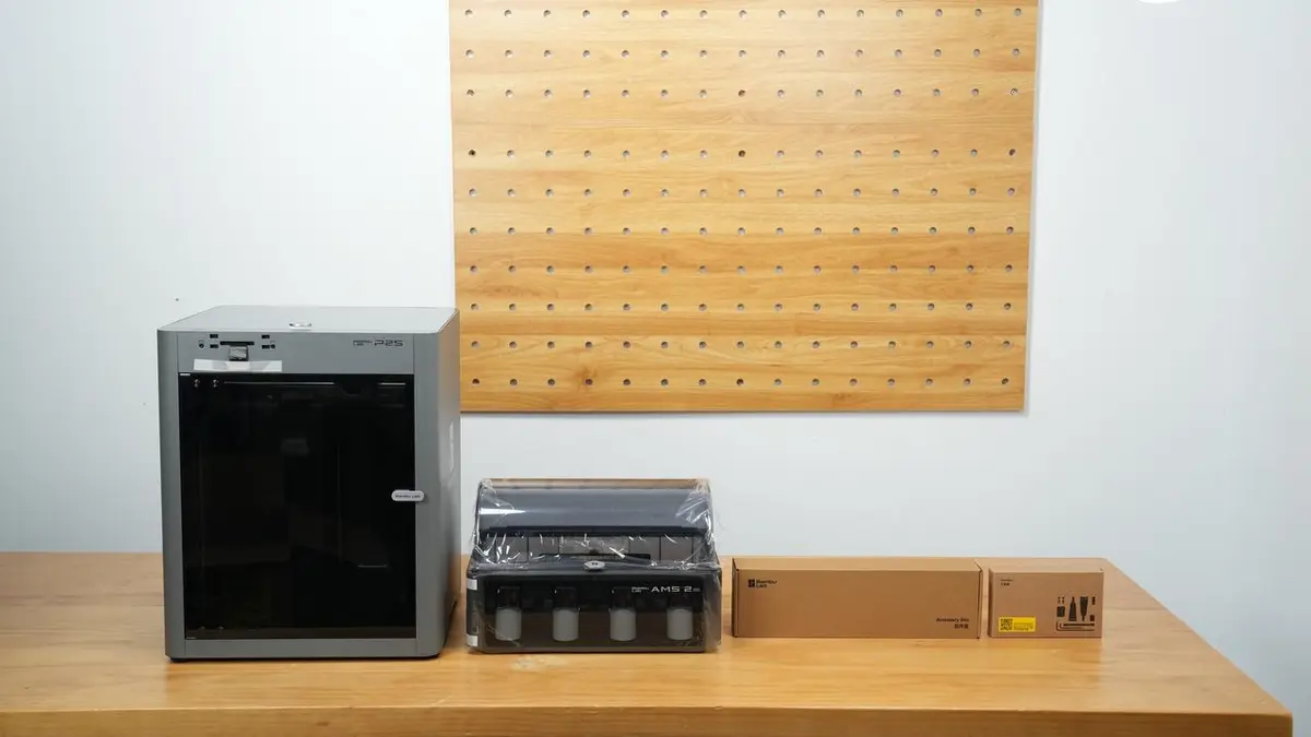 Indholdet i P2S Combo-kassen: printer, AMS 2 Pro, tilbehorskasse og vaegtkoeje