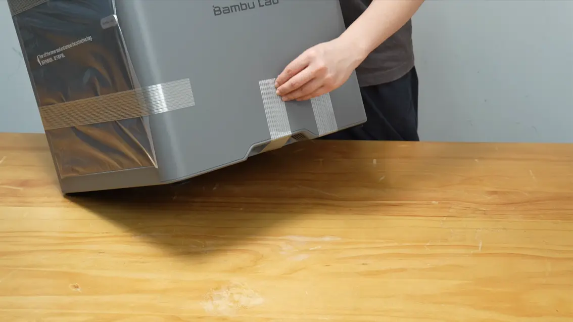 Fjern tape fra bunden af venstre sidepanel