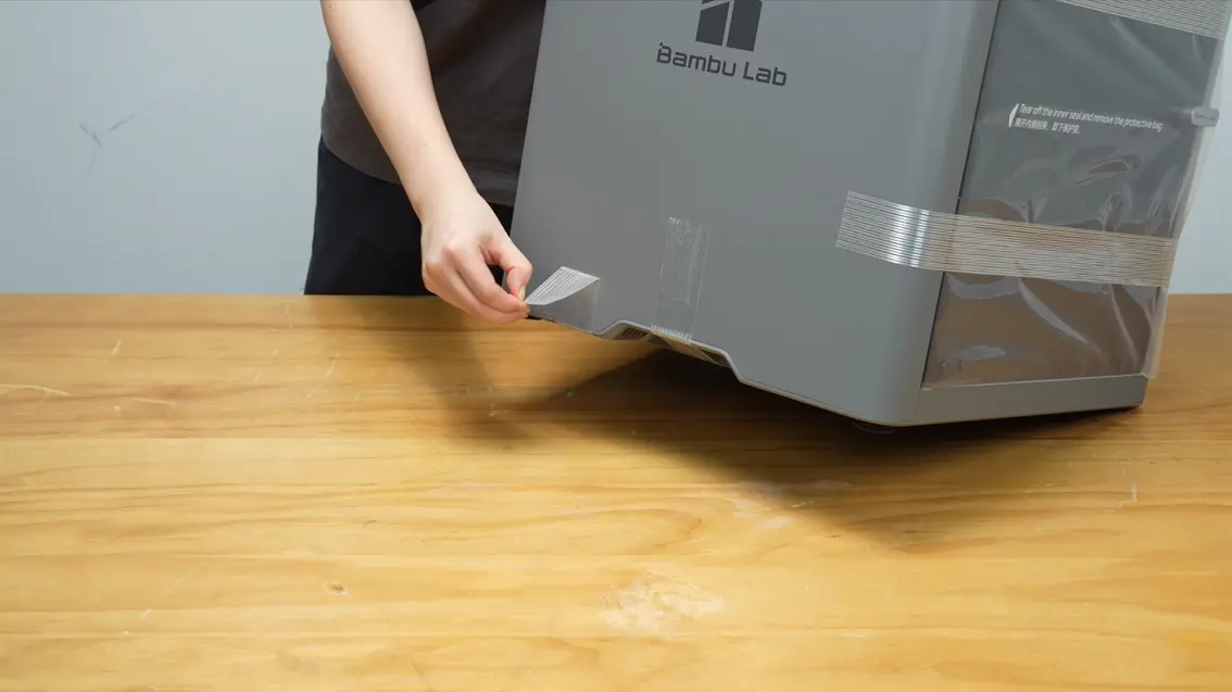 Fjern tape fra bunden af højre sidepanel