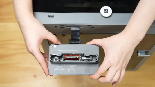 Fjern tape fra skærmkablet på P2S Combo