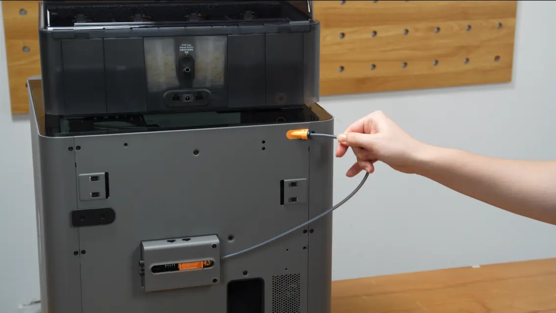 Tilslut PTFE-røret fra AMS 2 Pro til printerens kobling