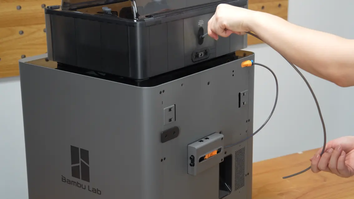 Sæt det lange PTFE-rør ind i AMS 2 Pro's filamentudgang