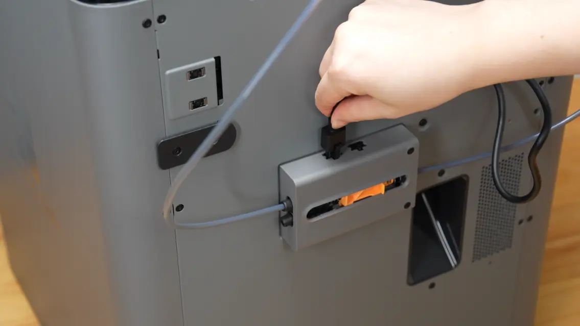 Sæt Bambu Bus 6-pin kablet i AMS 2 Pro's port