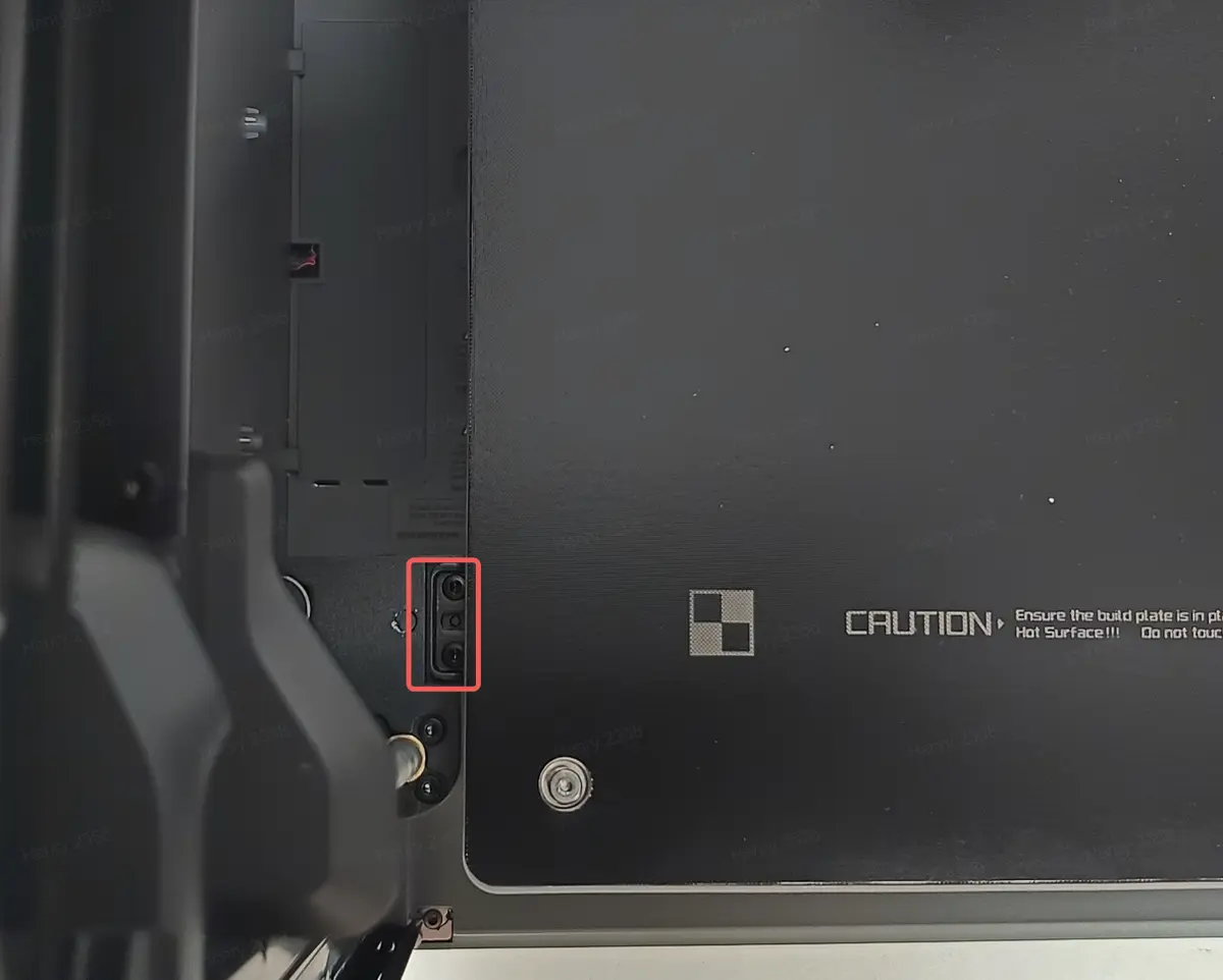 Løsning af skruer på varmepladen - detalje 1