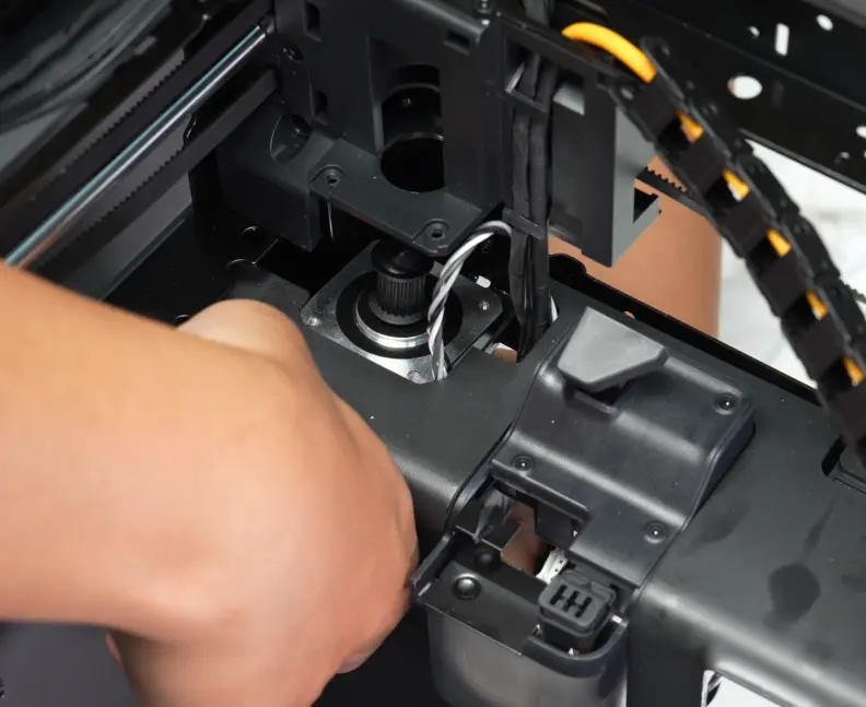 Motorens kabel rutes mod det højre sidepanel