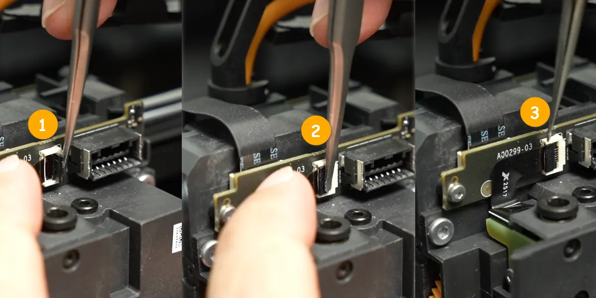 FPC-kabel til filamentsensor tilsluttes og stikdækslet lukkes