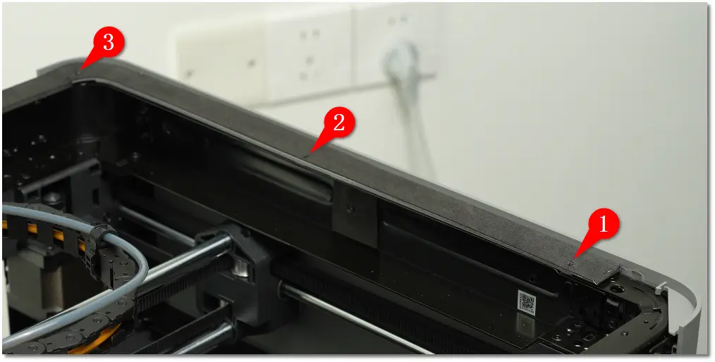 Fjern de tre skruer øverst på det højre sidepanel med H1.5-unbrakonøgle