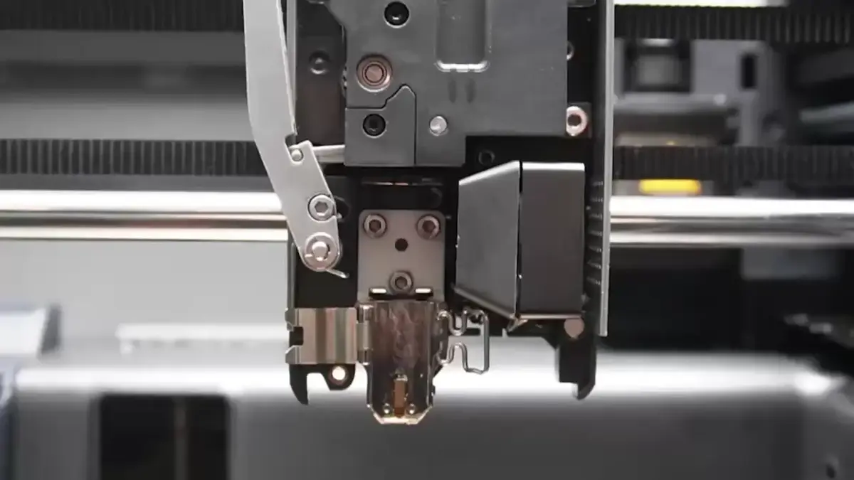 Filament ekstruderes jævnt - problemet er en tilstoppet dyse