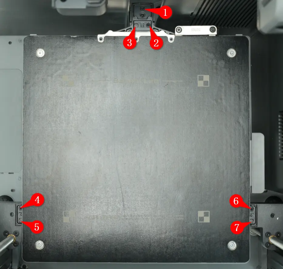 De syv printpladeskruer BT3x5 der skal fjernes