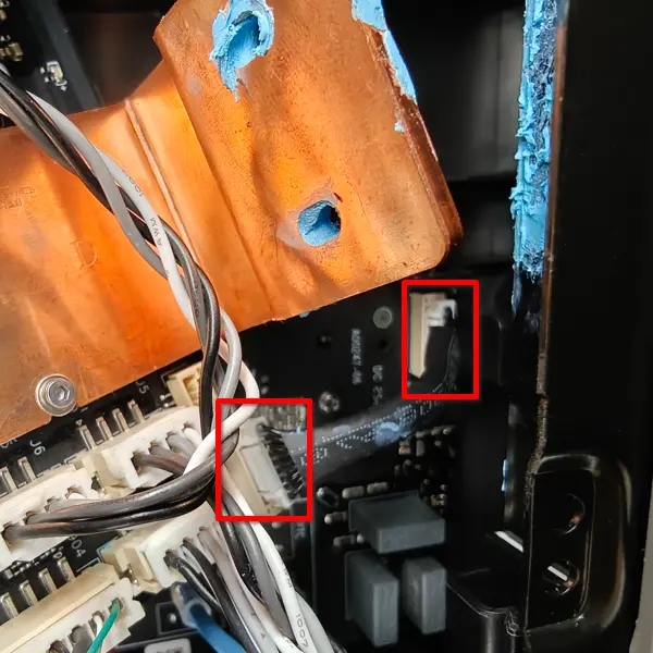 Fjernelse af MC-AC-kabel fra P2S ved at trykke på stikkenes clips