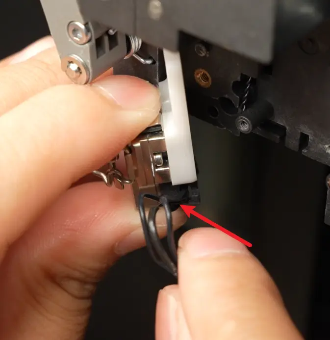 Hotend-varmeenhedens kabel ført through siden af varmebasen