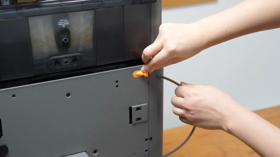 PTFE-slange trækkes ud og tapes til bagpanel