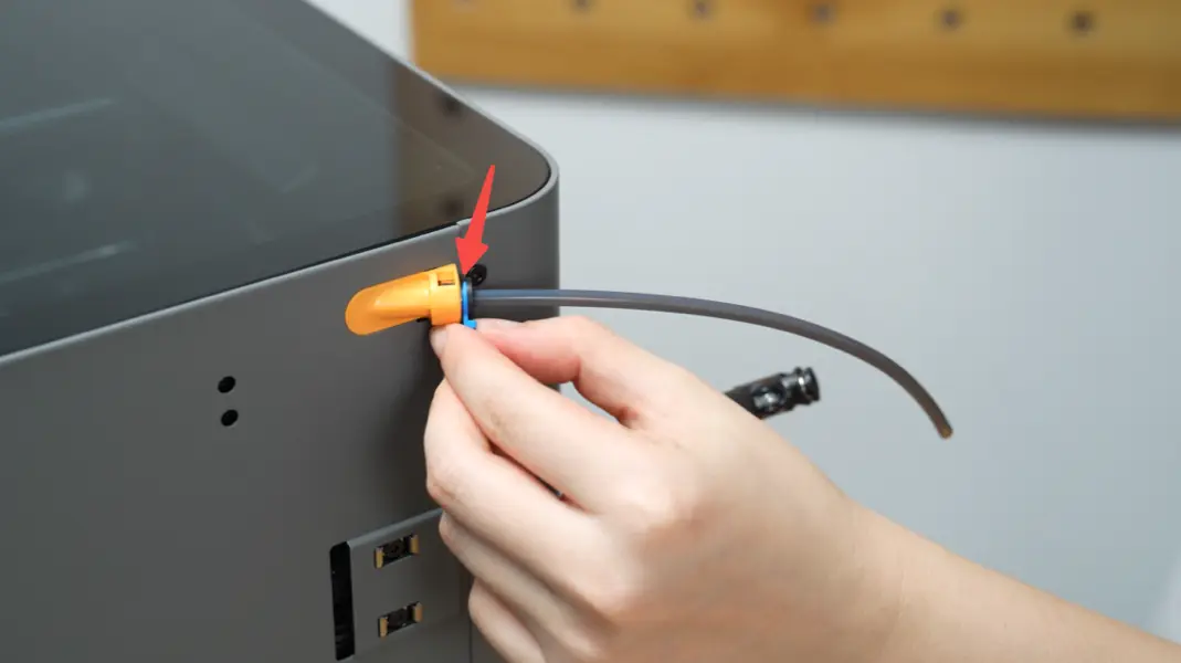 Blå klemme fjernes fra PTFE-slange