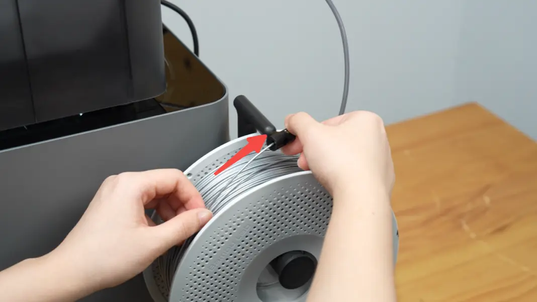 Filament skubbes ind i PTFE-røret, indtil ekstruderen registrerer det