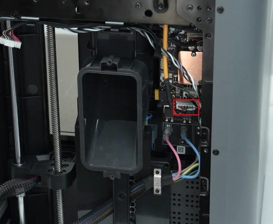 Afkobling af printerhovedets kabel fra MC-kortet, billede 1