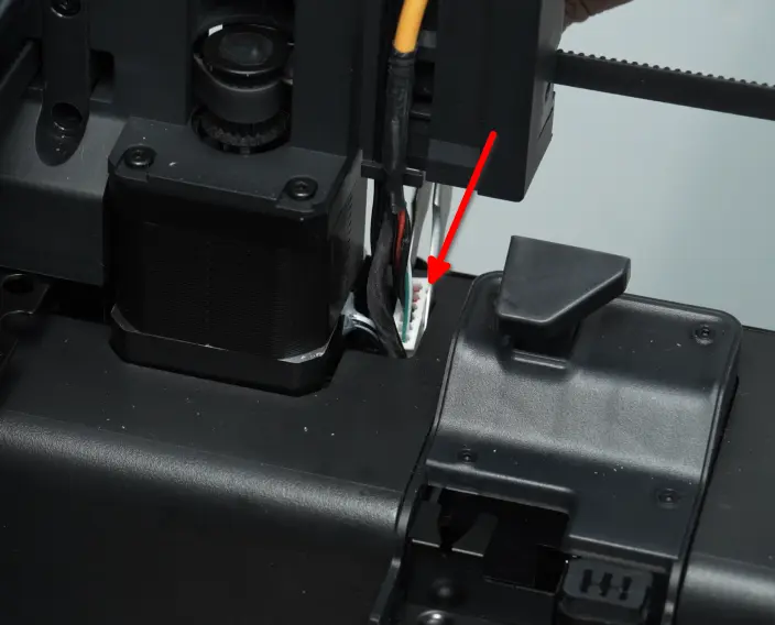 Indsætning af kabel i gennemføringshuller på rammens top, billede 2
