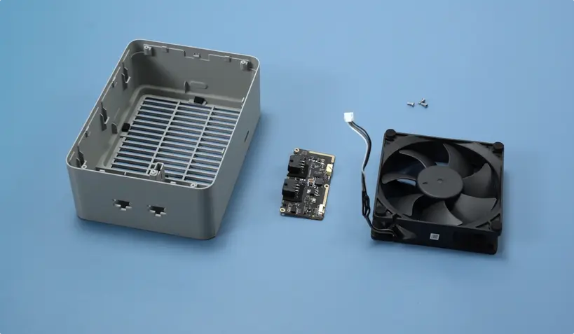 Ventilatorkabinett, kontrolkort, ventilator og tre skruer klar til montering