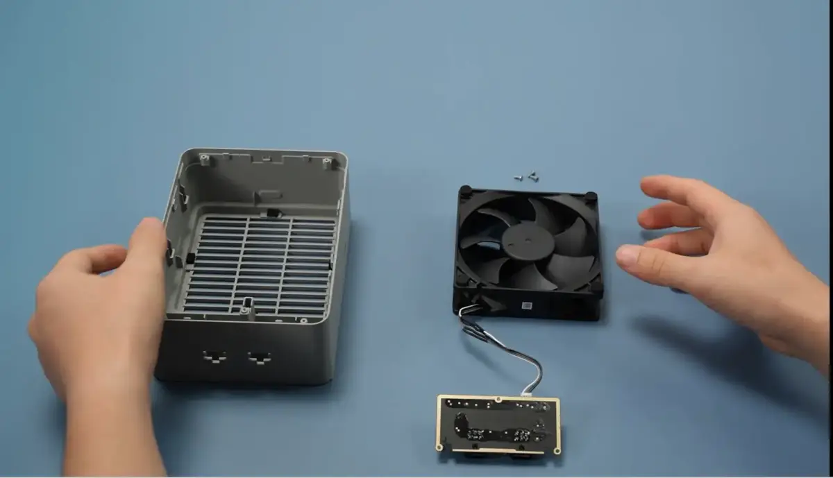 Ventilator og kontrolkort installeres i kabinetten