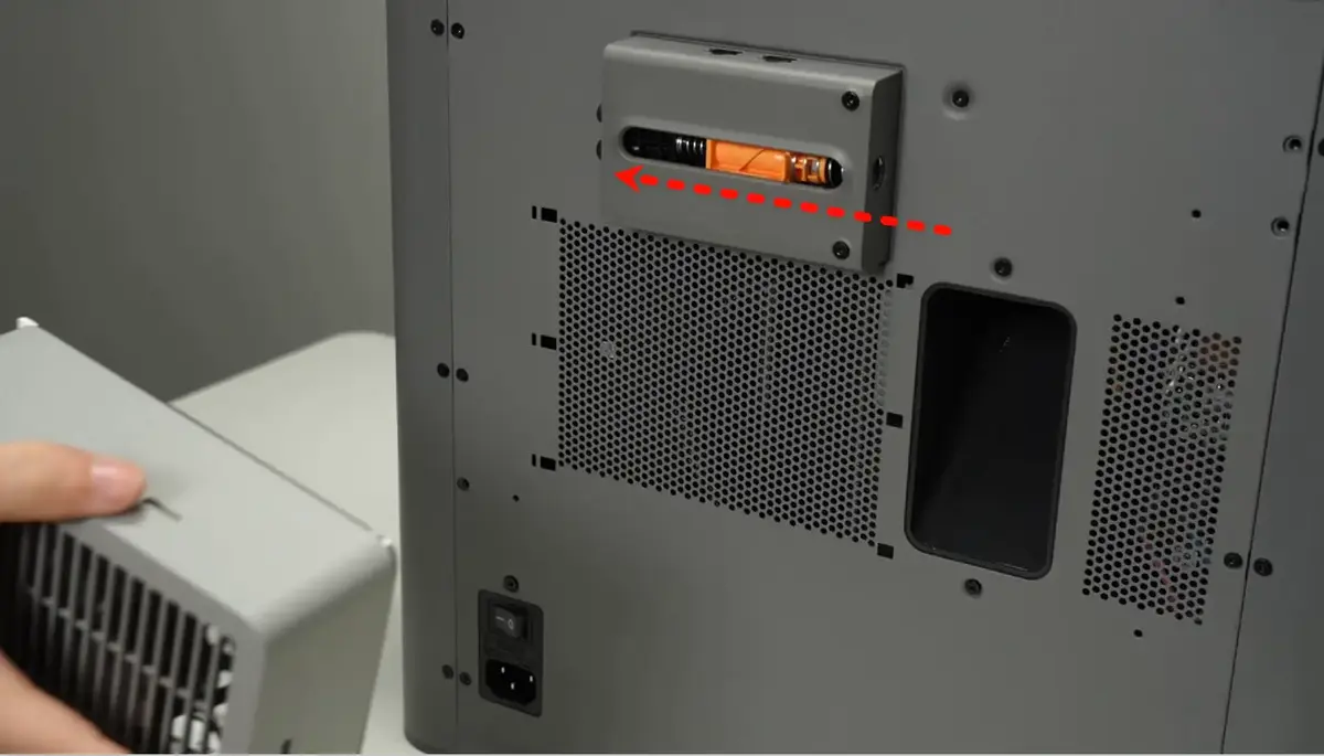 Den externe ventilator klikkes ind i bagpanelets installationsposition