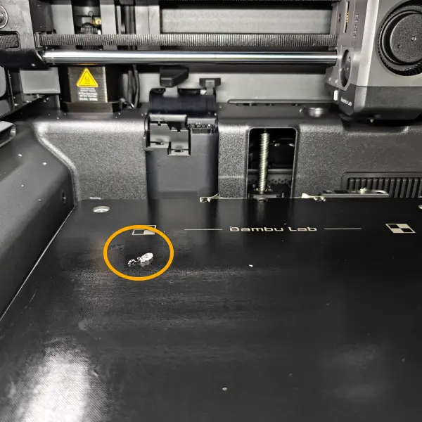 Eksempel på fremmedlegemer på buildpladens underside