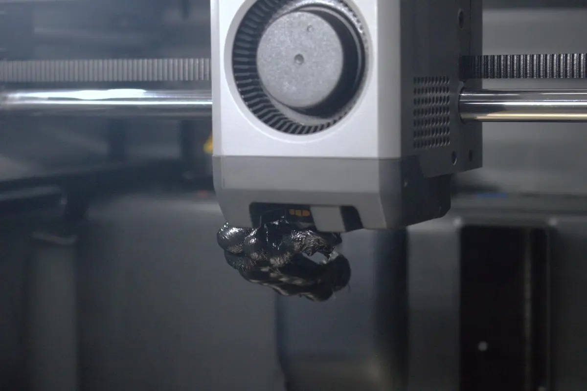 Eksempel på hotend-klump med filament viklet rundt om hotenden på P2S