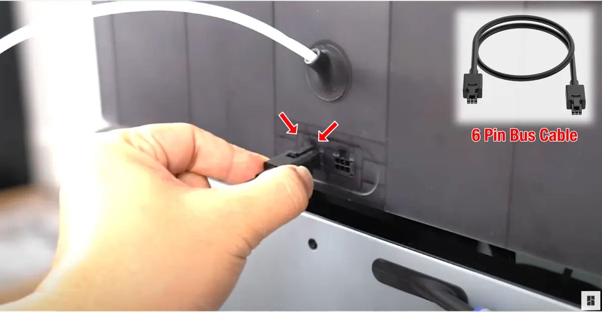 6-pin-kabel tilsluttes første stik på AMS-enheden
