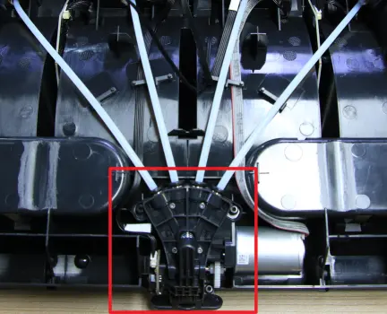 Plastikkoblinger på de 4 PTFE-rör trykkes ind for frakobling