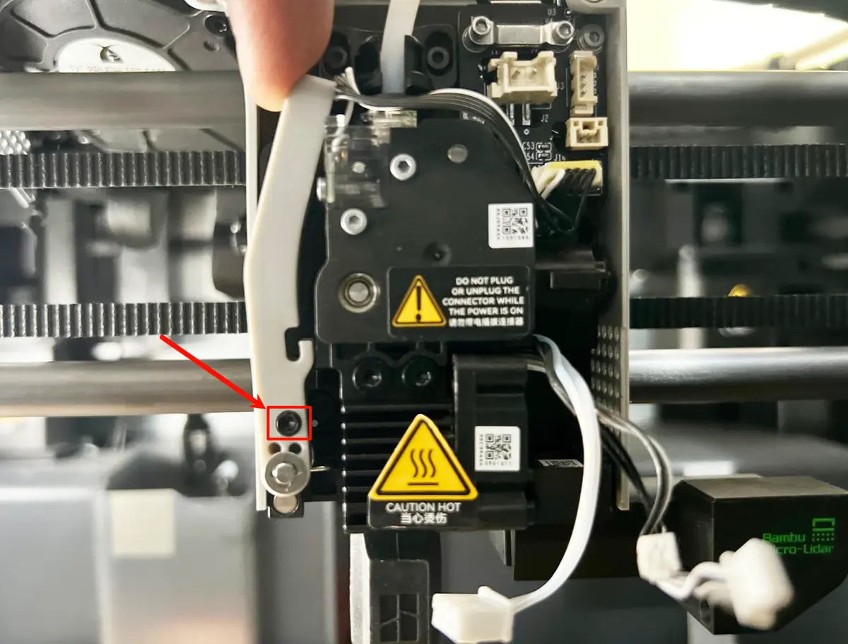 Skaarer-haandtag trykkes ind for at lose fixeringsskruen