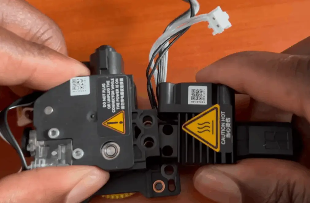 Hotend vippes sidelaens og adskilles fra ekstruderen