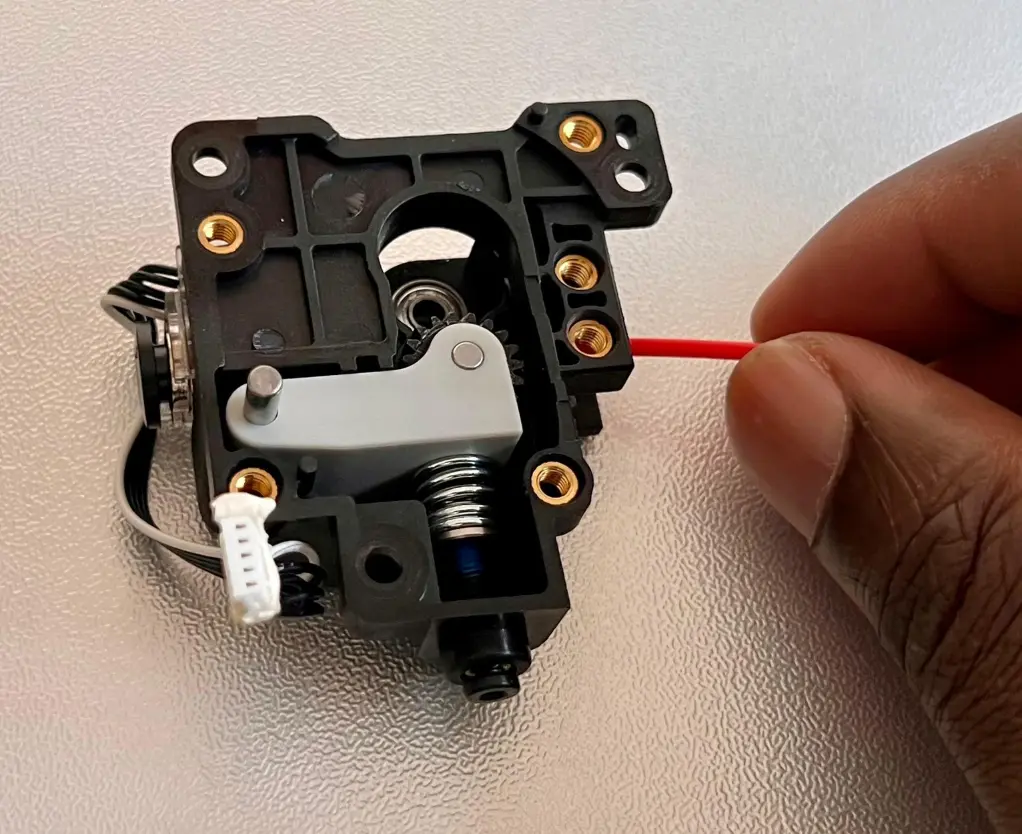 Fastklaebt filament trækkes ud med haanden