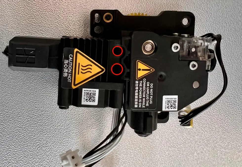 Hotend monteret og skruer strammes pa ekstruderen