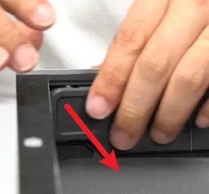 Åbning af kabeldækslet for at få adgang til USB-porten på core PCB