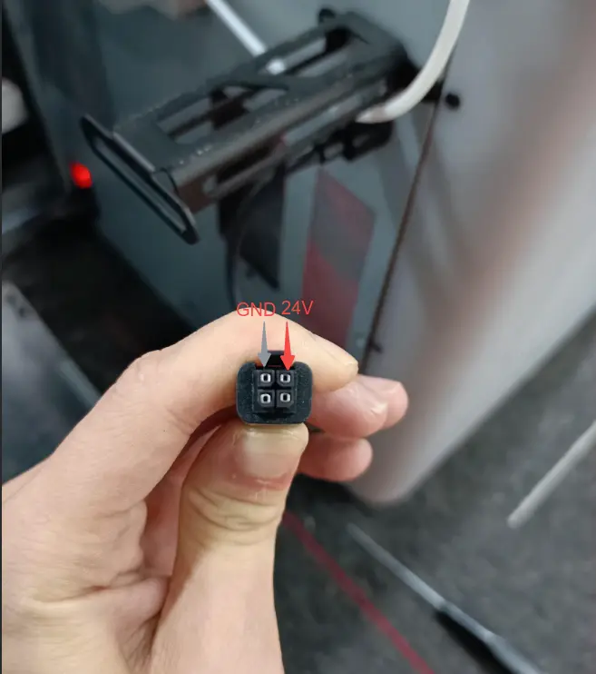 Malning af spænding på 4-pin-kablet med multimeter