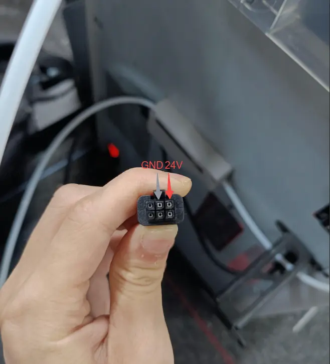 Malning af spænding på 6-pin-kablet med multimeter