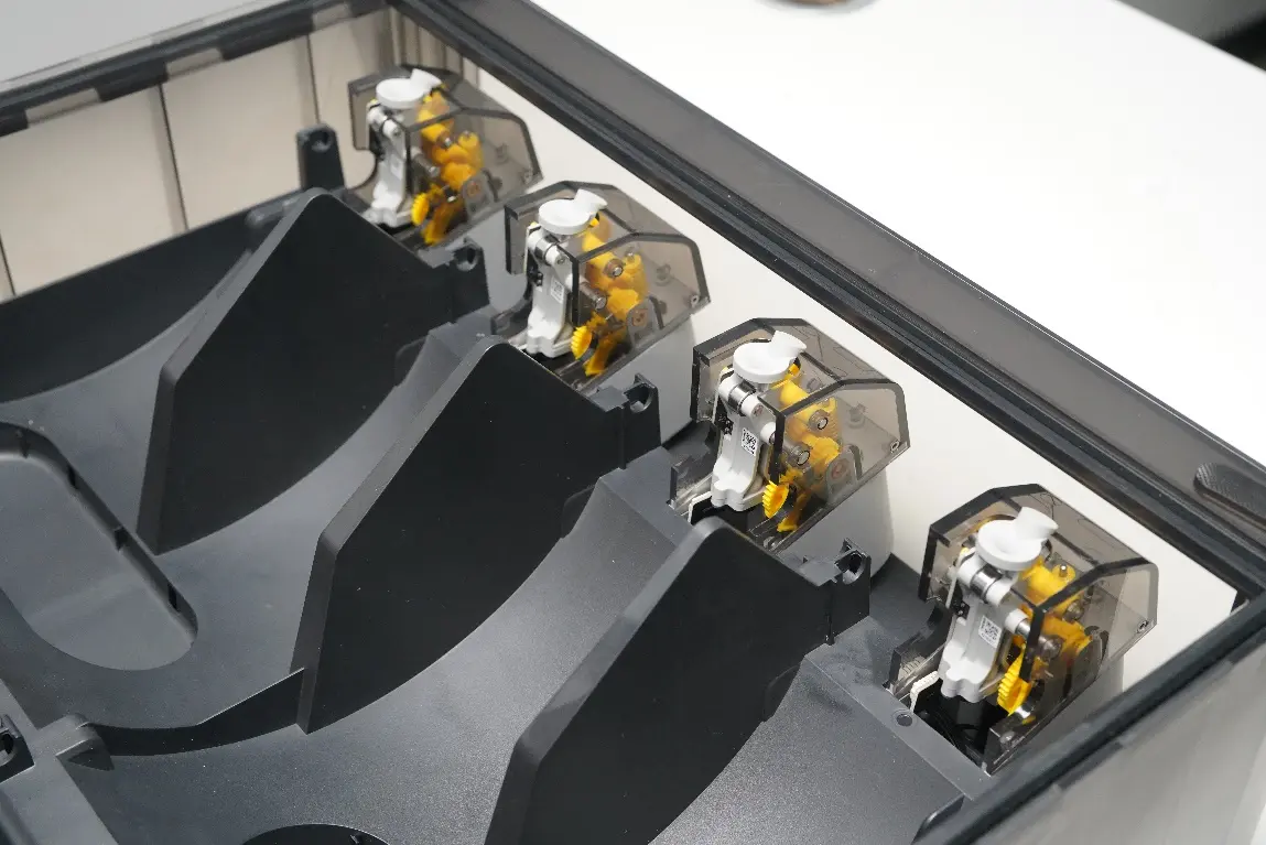 Nærbillede af AMS-filamentslot med motor og sensor