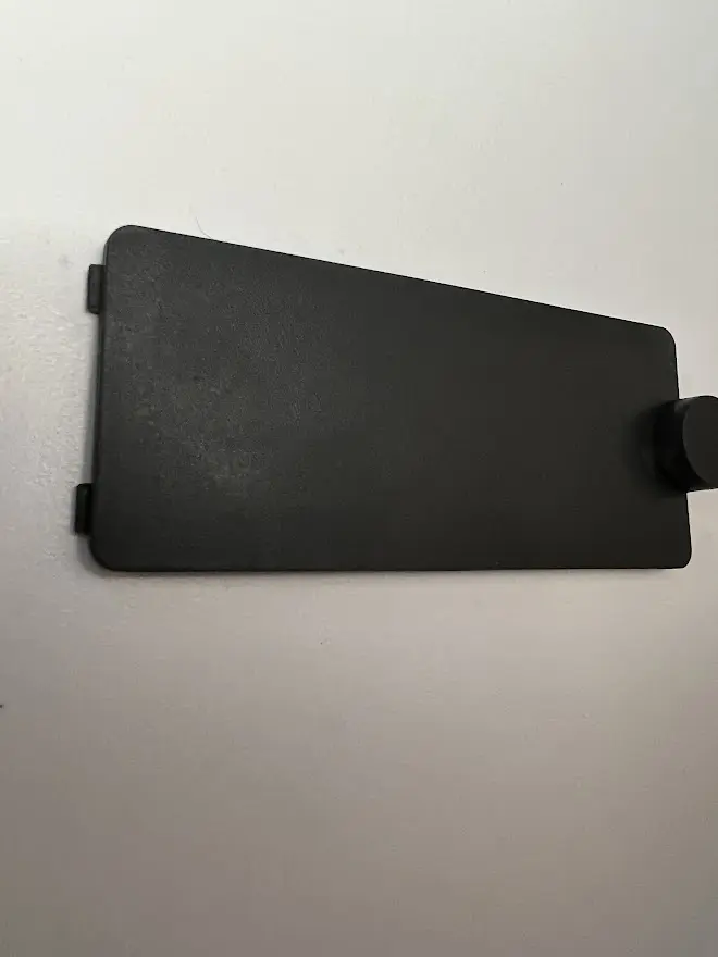 Indsætning af nyt kulfilter og lukning af plastikdæksel