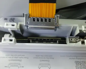 LCD-skærm med FPC-kabel frakoblet