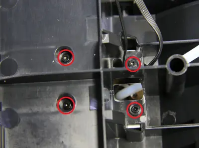 De 4 fastgørelsesskruer (BT2x8) på undersiden af AMS feeder-enheden
