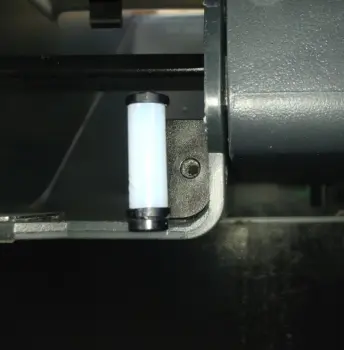 Nozzle-wiper justeres korrekt inden fastgøring