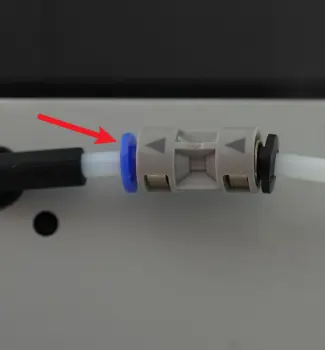 Tryk på plastikkobling for at frakoble PTFE-slangen fra AMS