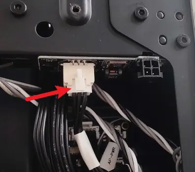 Kabel tilsluttet og fastgjort til AMS Connector Board