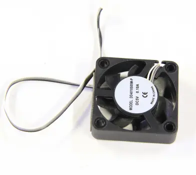 MC board-ventilator placeret pa MC-boardet i printeren