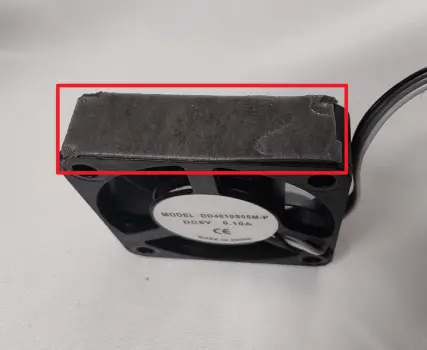 Pafor dobbeltklæbende tape pa den nye MC board-ventilator
