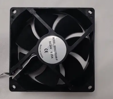 Kammerventilatoren til temperaturregulering placeret inde i printeren