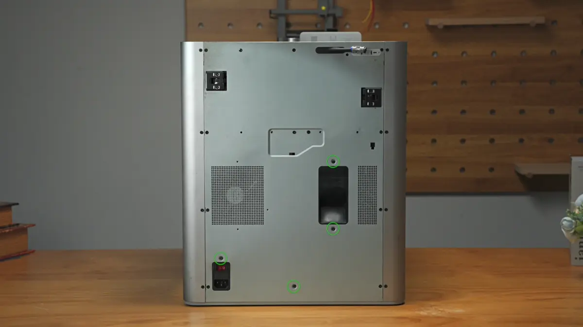 Placering af de 4 resterende bagskruer pa printerens bagpanel