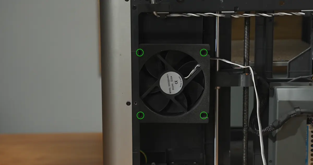 Fjern de 4 skruer der holder ventilatoren trin 1