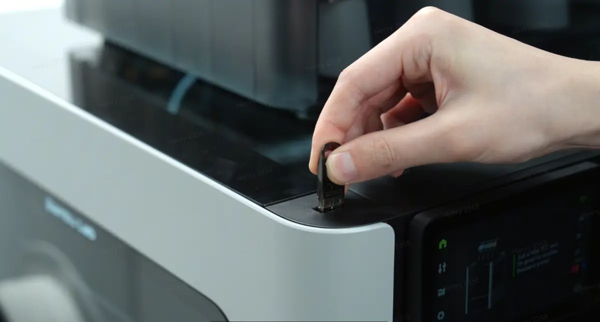 Isætning af USB-nøgle i H2D-printerens USB-port